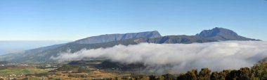 Düz Cafres kar pik ve mavi gökyüzü ile Panoraması