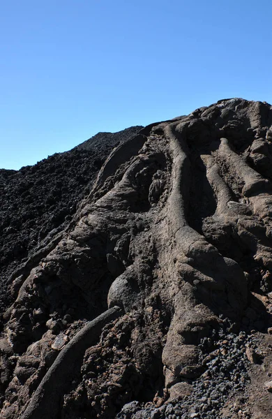 Hill starý lávový kámen na vrcholu kaldery pece — Stock fotografie