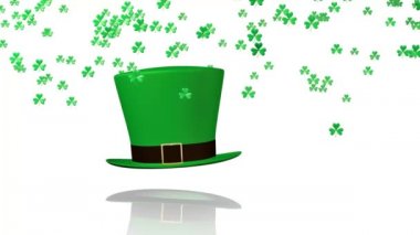 Küçük yeşil yonca yağmur büyük bir İrlandalı şapka üzerinde bir sürü