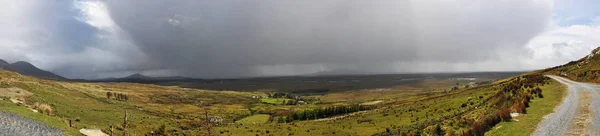 Irländska landskapet i Connemara med mycket stora regniga molnen — Stockfoto