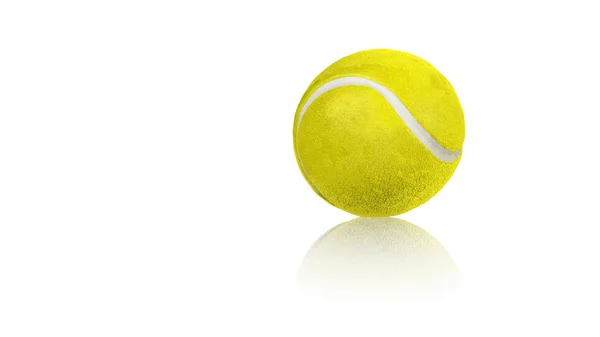 Palla da tennis su un pavimento bianco riflettente — Foto Stock