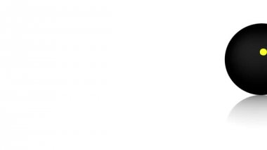 Squash topu yere yansıtan beyaz dönüm