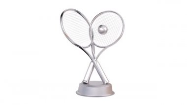 Tenis raket ve top gümüş kupa sonsuz dönüşümlü olarak 