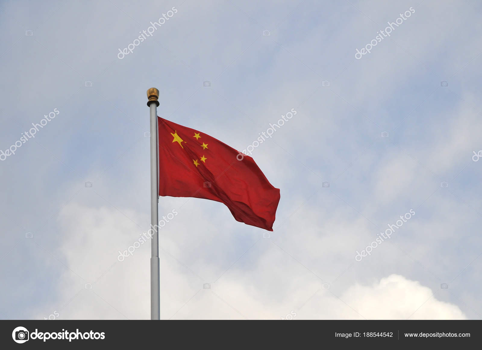 曇り空と 5 つの黄色の星中国国旗と赤 ストック写真 C Shkyo30