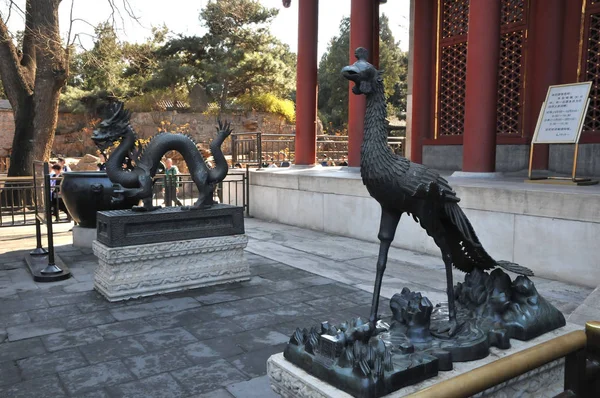 Statues de paon et de dragon en bronze dans le jardin impérial du — Photo