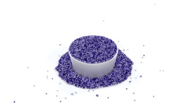 Fullfilled metalik Kupası, parlak mor ve birçok yapışkan sıvı