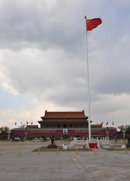 Place Tiananmen avec le drapeau de Chine et la porte du Pe céleste — Photo