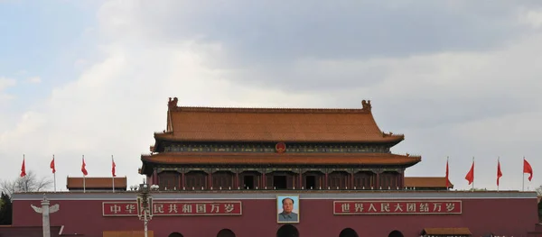 La Puerta de la Paz Celestial en China con un Cielo Nublado — Foto de Stock