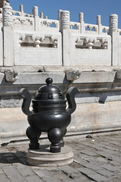 Une des vieilles urnes en bronze placées autour du Temple du Ciel à Pékin — Photo