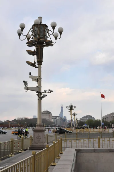 Himmelska fridens torg Street lampa med många Observation kameror — Stockfoto