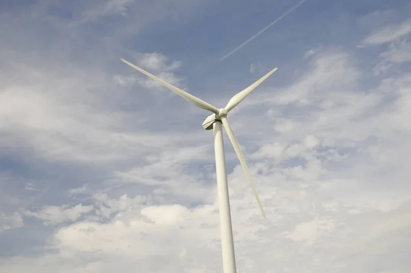Tête d'une éolienne avec une turbine bleue — Photo