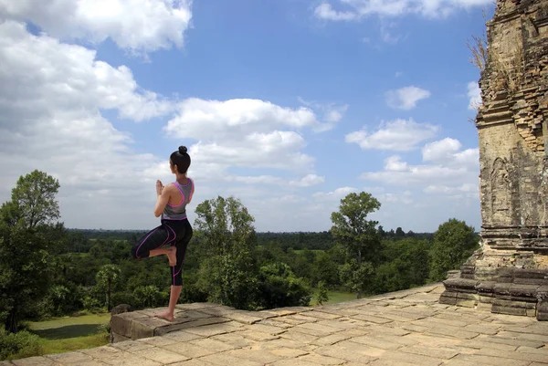 Virtual Woman in Yoga Tree Pose op een terras van een oude Angkor te — Stockfoto