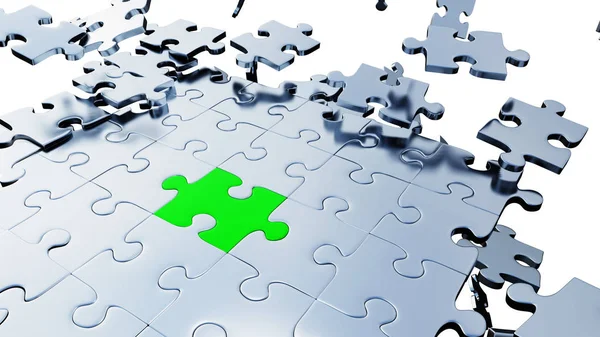 Grande peça verde de quebra-cabeça inserido entre várias peças Silver Puzzle — Fotografia de Stock
