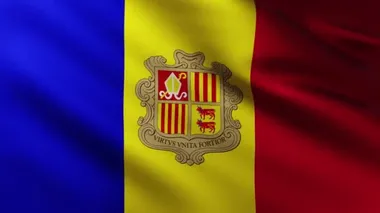 Büyük Andorran Bayrağı arkaplanı dalga desenleriyle rüzgarda dalgalanıyor