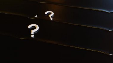Bazı beyaz soru işaretleri siyah bir arka planda One Gold ile ortaya çıkıyor.