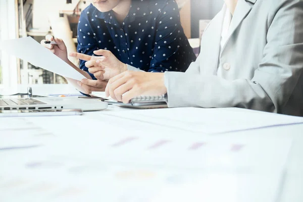 Teamwork zakenvergadering te bespreken — Stockfoto