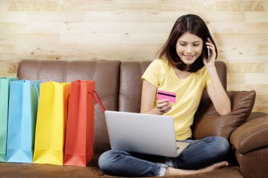 Online alışveriş ve teslim ürün, ev concept.