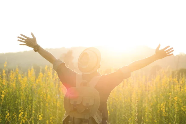 Liberdade e relaxamento viajar ao ar livre desfrutando da natureza — Fotografia de Stock