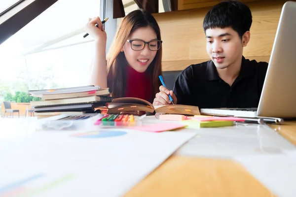 Mensen, leren, onderwijs en school concept. — Stockfoto