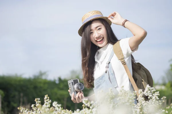 Asiático hipster lindo adolescente chica con cámara en blanco flor jardín —  Fotos de Stock