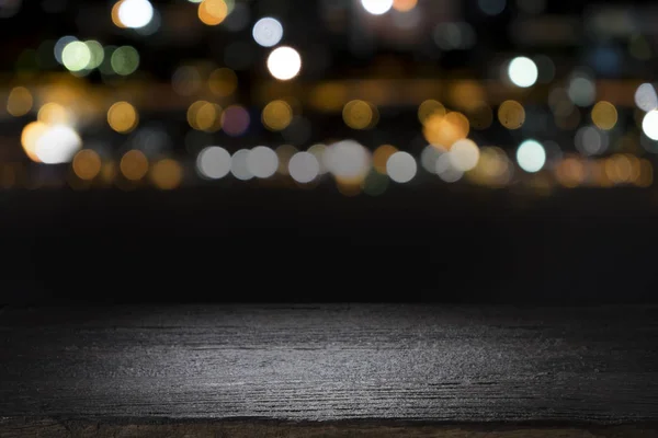 Lege houten tafel platform en bokeh nachts — Stockfoto