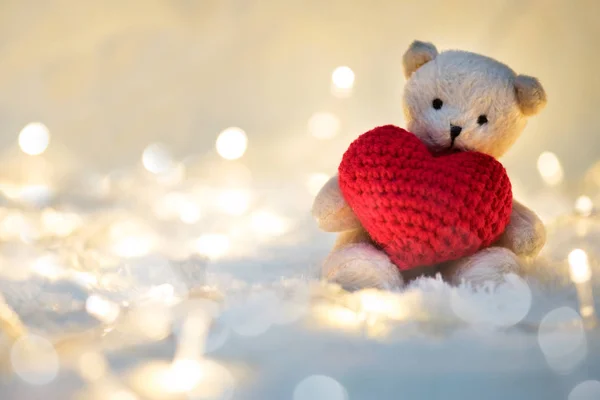 Medve ölelés baba Valentin szív. — Stock Fotó