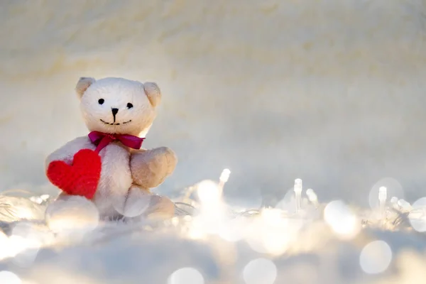 Urso boneca abraço Valentim coração . — Fotografia de Stock