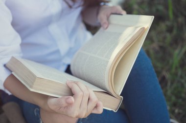 Kitap okuyorum. Eğitim kavramı.