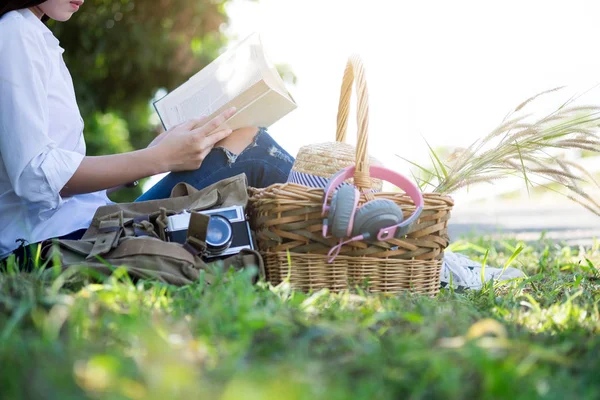 Entspannendes Picknick im Park und ein Buch lesen — Stockfoto