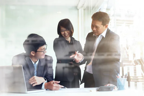 Reunião de trabalho em equipe de negócios para discutir . — Fotografia de Stock