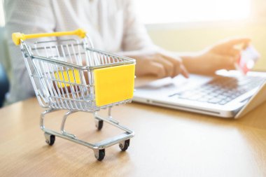 İş Tema internet online alışveriş ve teslimat kavramı