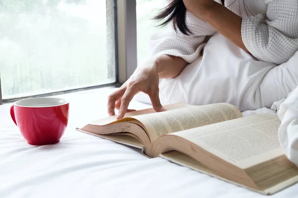 Donna rilassarsi e leggere sul letto con il vecchio libro — Foto Stock