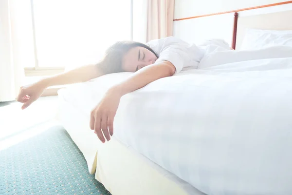 Preguiçoso para acordar e quer relaxar na cama . — Fotografia de Stock