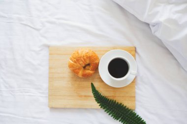 Yatak ve pencere ışığında Kahvaltı.