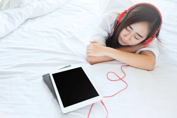Relaxamento e ouvir música na cama no quarto . — Fotografia de Stock