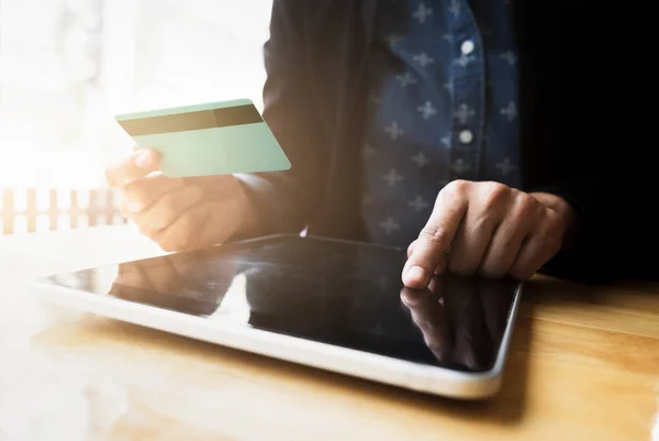 Shopping online Använd kreditkort att betala online. — Stockfoto