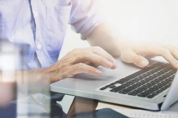 Les mains de l'homme tapant sur le clavier de l'ordinateur portable . — Photo