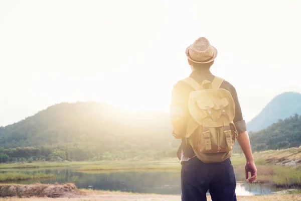 Jovem viajante com mochila relaxante ao ar livre . — Fotografia de Stock