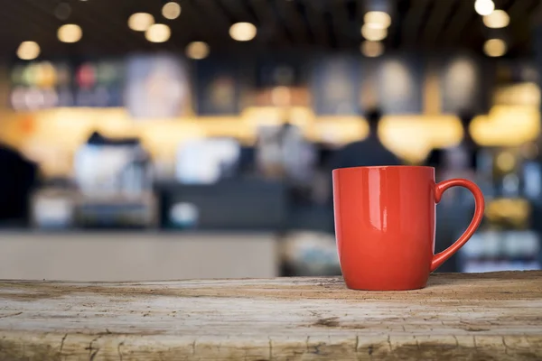 Leerer Holztisch für Geschenkartikel im Coffeeshop — Stockfoto