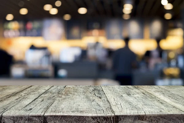 Mesa de madera vacía para el producto presente en la cafetería —  Fotos de Stock