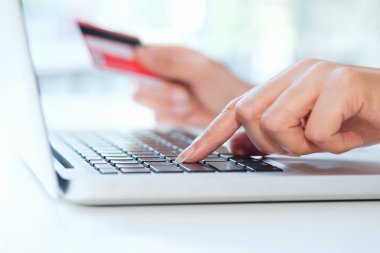 Online ödeme için kredi kartı online kullanımı alışveriş.