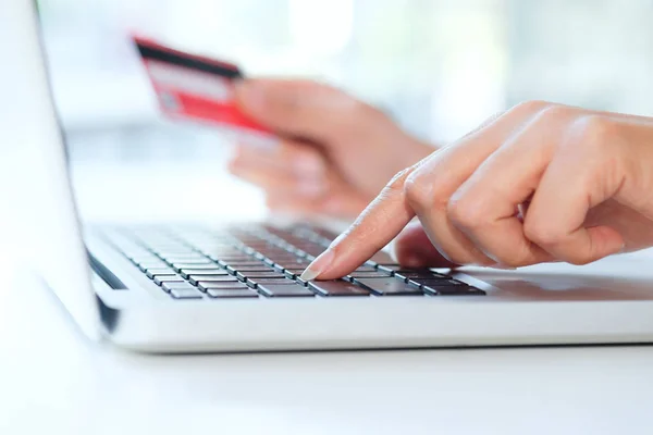 Shopping online use credit card to pay online. — Stock Photo, Image