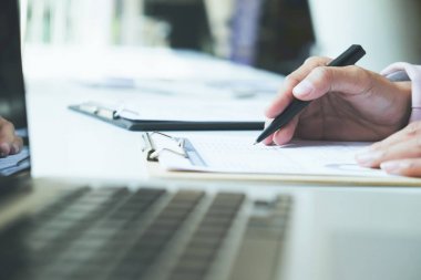 Genç başlangıç işadamı tipik dizüstü klavye üzerinde eller.