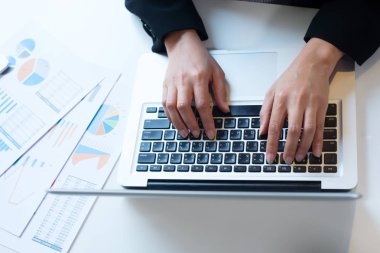 Office kavramında çalışma iş. Eller yazarak