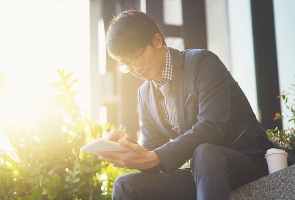 Üzletember tabletta segítségével. Mobil irodai koncepció. — Stock Fotó