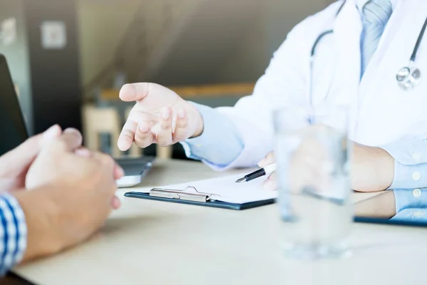 Doctor and patient are discussing something, just hands at the t — Stock Photo, Image