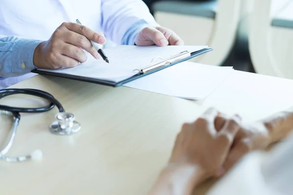 Doctor and patient are discussing something, just hands at the t — Stock Photo, Image