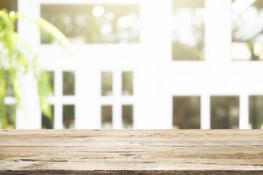 Ahşap masa ve montaj ürün görüntü için arka plan bulanık .