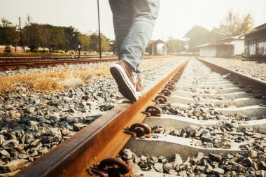 Demiryolu Ray üzerinde spor ayakkabı kadın bacaklar.