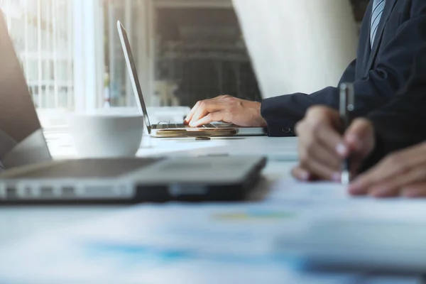 Kantoor leven zakenman met behulp van computer. — Stockfoto